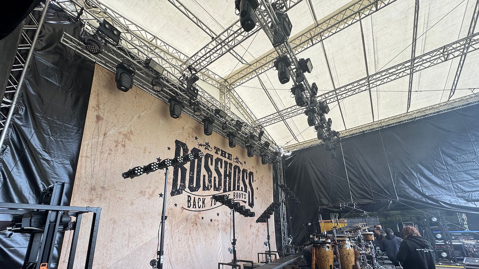 Maßgefertigte GLP X5 Compact SixBars übersetzen den Oldschool-ACL-Look von The BossHoss in dynamische Lichtbilder