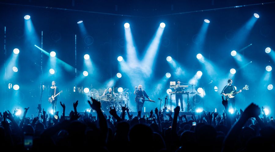 impression X4 Bar 20 beleuchten russische Rockband Zveri in Moskauer Megasport-Arena