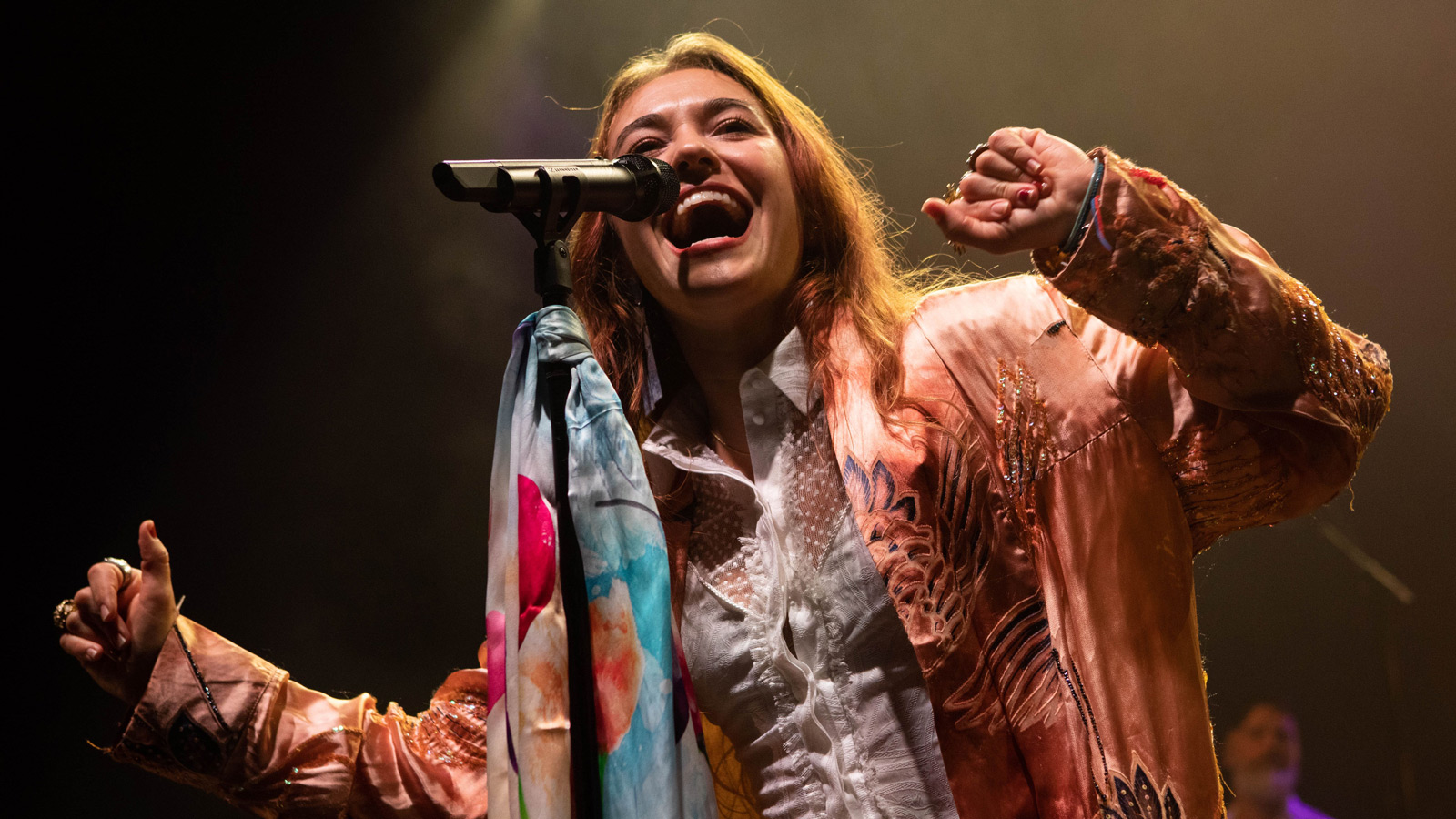 impression X4 Bar 20 gives a welcome hug to Lauren Daigle