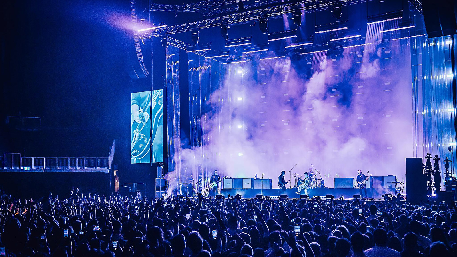 Nothing But Thieves tour with multiple effects from GLP GLP.DE