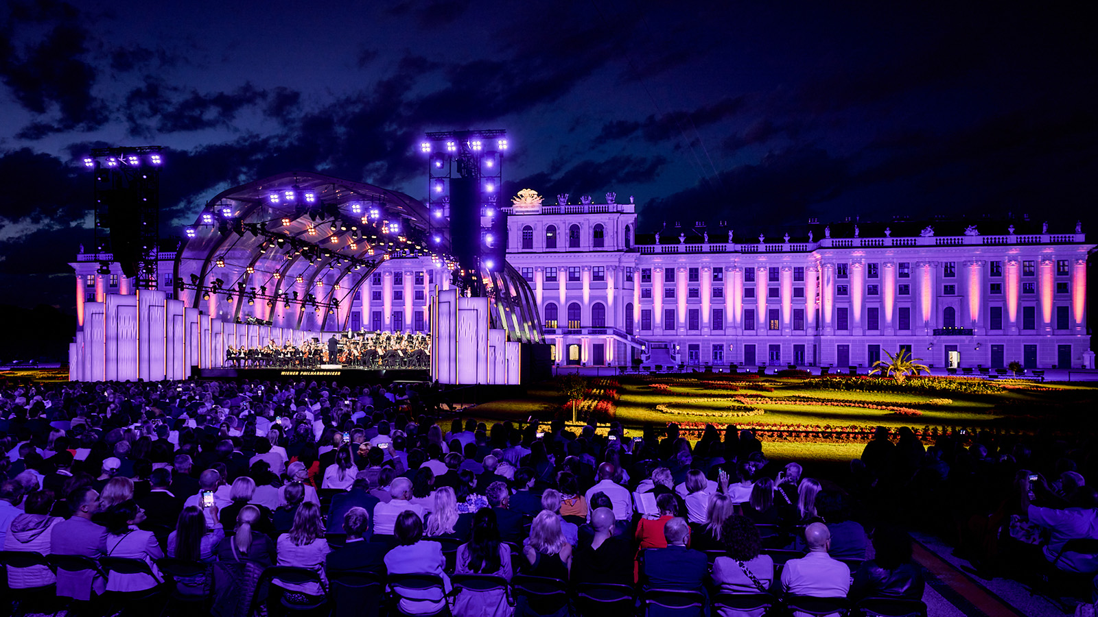 Über 260 GLP Scheinwerfer lassen beim Sommernachtskonzert in Wien Bühne, Schloss und Park erstrahlen