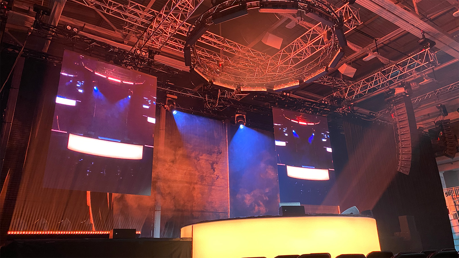 impression X5 Bars provide heavenly light for Carolin Kebekus’s Shesus live show