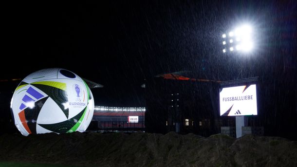 Variabel und wetterfest bei Sportevents: GLP ArenaLED1 beleuchten Fußballliebe
