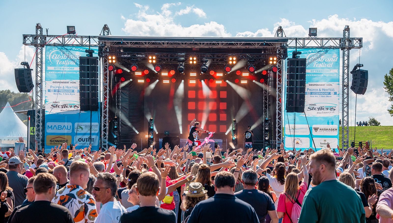 Novasound setzt auf GLP JDC Burst 1 für maximale Wirkung bei Tageslicht