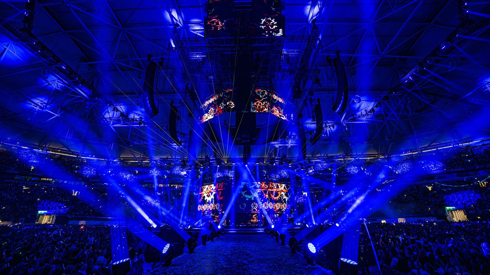 More than 140 GLP impression X5 fixtures shape the washlight concept of PUR and Friends’ 360° arena show