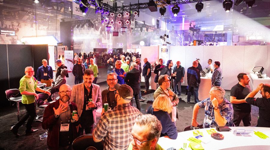 Besucher der LDI 2022 scharen sich um GLP-Produkte der neuesten Generation