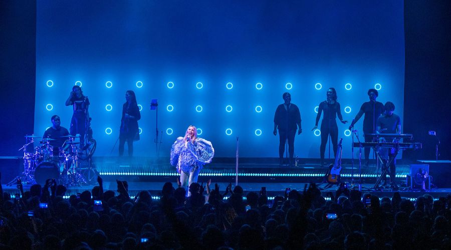 GLP Creative Light 1 Plus creates extra dimension for Ellie Goulding