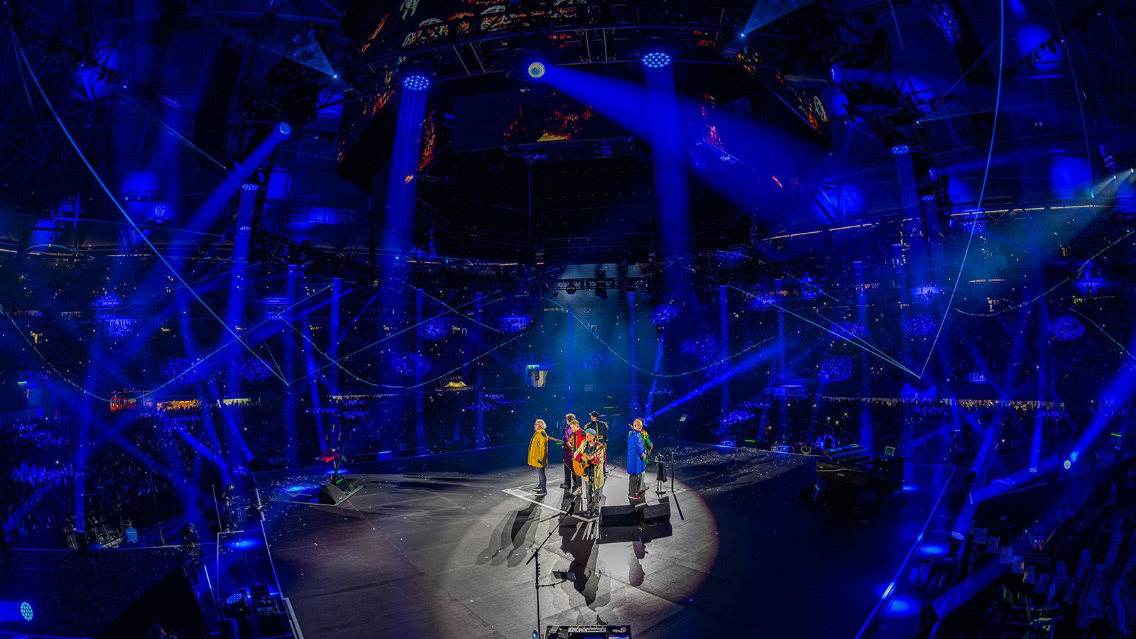 More than 140 GLP impression X5 fixtures shape the washlight concept of PUR and Friends’ 360° arena show