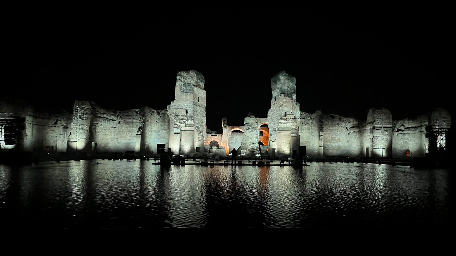 90 GLP impression X5 IP Maxx beleuchten die Caracalla-Thermen bei der Generalversammlung der Europäischen Fußballclubs in Rom