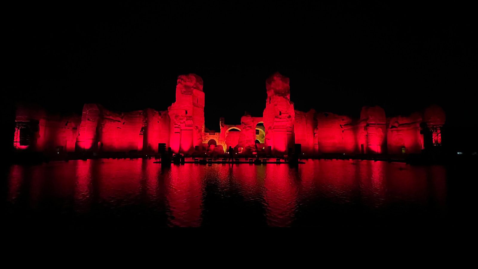 90 GLP impression X5 IP Maxx beleuchten die Caracalla-Thermen bei der Generalversammlung der Europäischen Fußballclubs in Rom