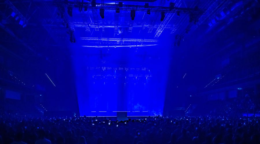 Over 150 GLP fixtures for Wincent Weiss’ production ‘Somehow Different’