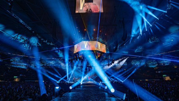 More than 140 GLP impression X5 fixtures shape the washlight concept of PUR and Friends’ 360° arena show