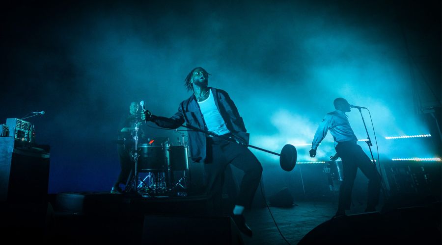 Erzwungene Perspektive für die YOUNG FATHERS mit JDC1