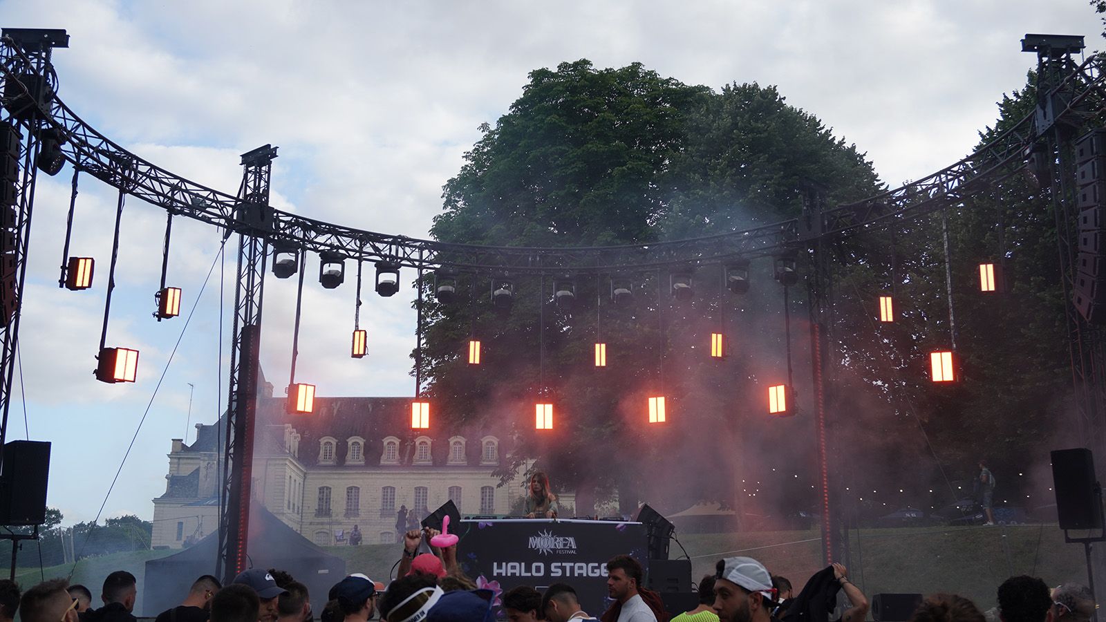 GLP JDC2 IP, JDC Burst 1 und MAD MAXX prägen das Design der Stage B beim Moorea Festival