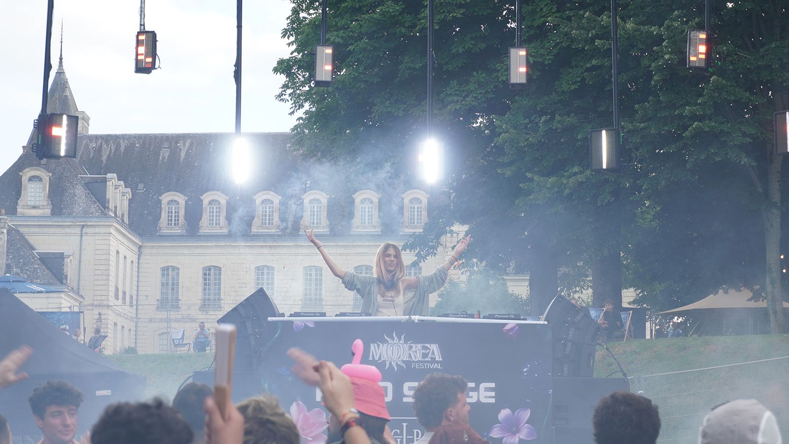 GLP JDC2 IP, JDC Burst 1 und MAD MAXX prägen das Design der Stage B beim Moorea Festival