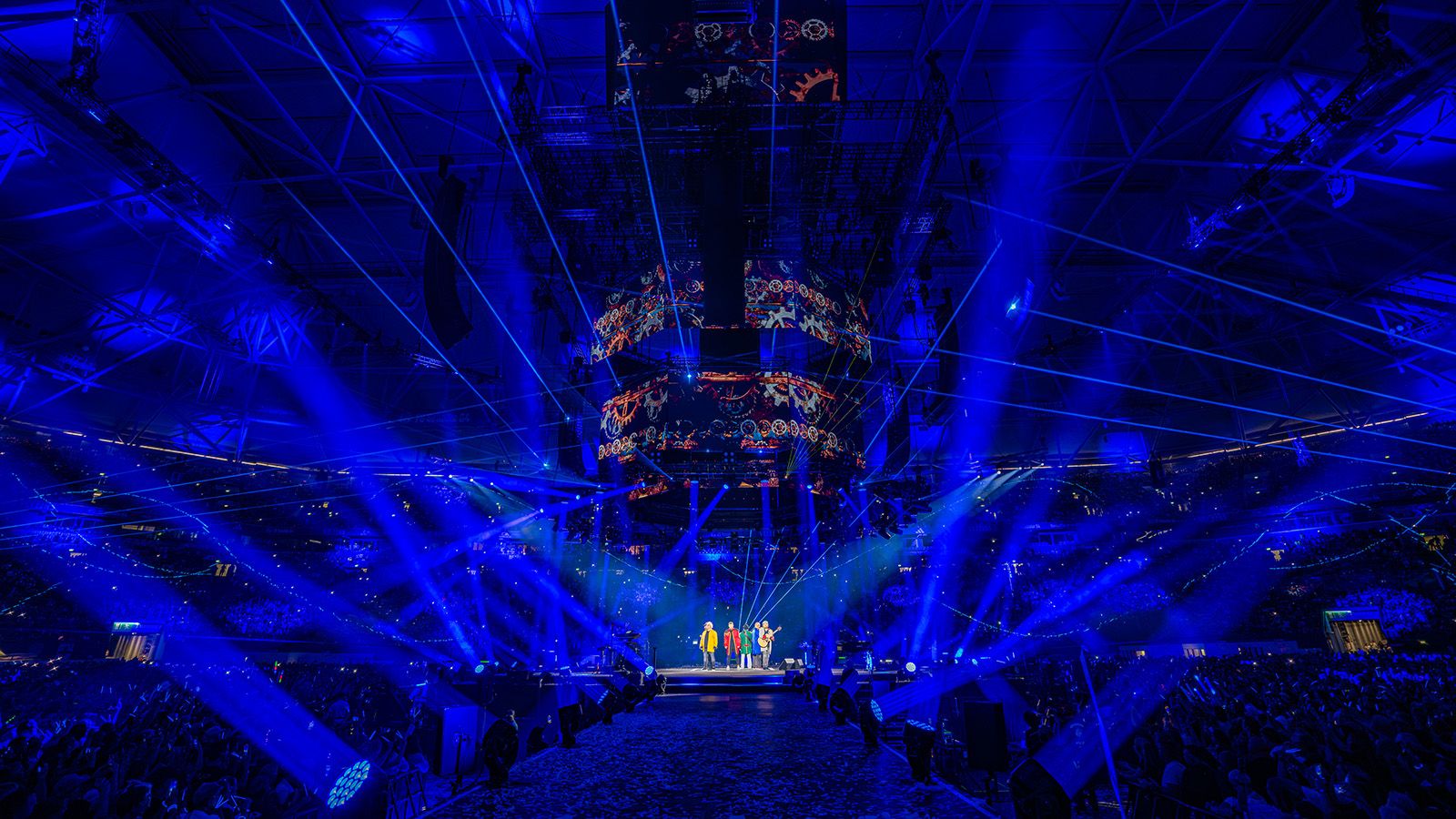 More than 140 GLP impression X5 fixtures shape the washlight concept of PUR and Friends’ 360° arena show