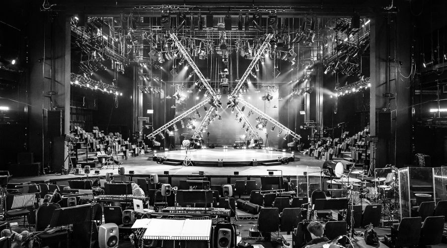 Curve Theatre streams Sunset Boulevard In Concert with GLP impression 350’s