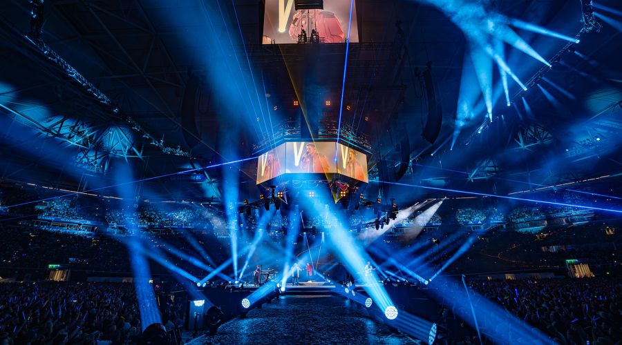 Über 140 GLP impression X5 tragen das Washlight-Konzept der 360°-Arena-Show von PUR and Friends